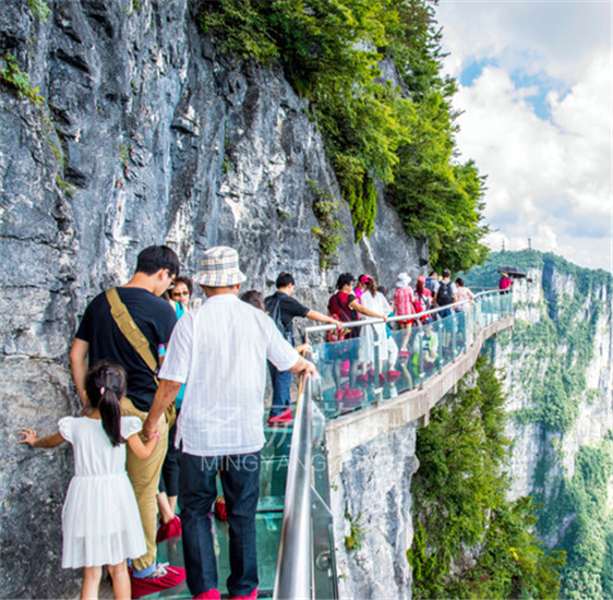 淺談景區玻璃棧道同行進(jìn)行的檢測方法